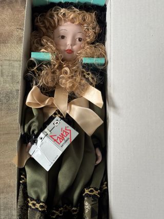 Muñeca de porcelana con vestido verde