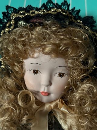 Muñeca de porcelana con vestido verde