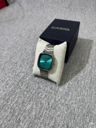 Reloj Casio vintage de acero con dial turquesa
