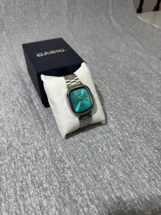 Reloj Casio vintage de acero con dial turquesa