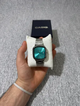 Reloj Casio vintage de acero con dial turquesa