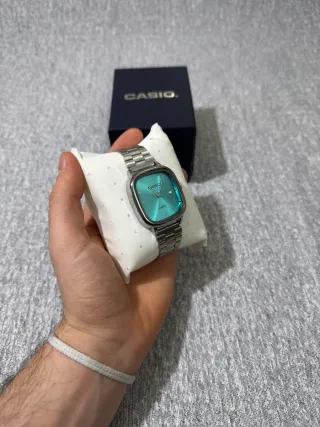 Reloj Casio vintage de acero con dial turquesa