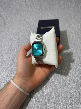 Reloj Casio vintage de acero con dial turquesa