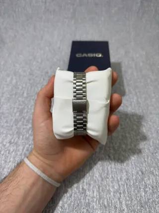 Reloj Casio vintage de acero con dial turquesa