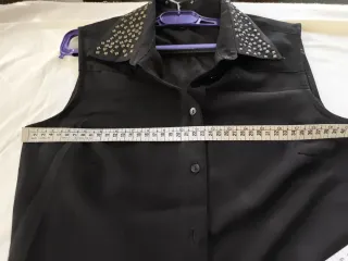 Camisa negra sin mangas con transparencias
