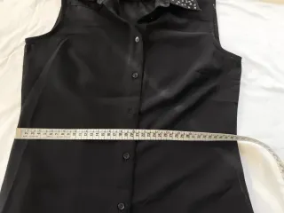 Camisa negra sin mangas con transparencias