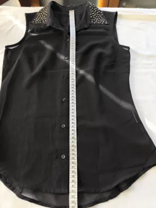 Camisa negra sin mangas con transparencias