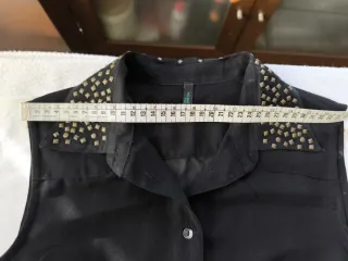 Camisa negra sin mangas con transparencias