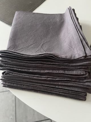 Tovaglia grigia con pizzo