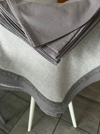 Tovaglia grigia con pizzo