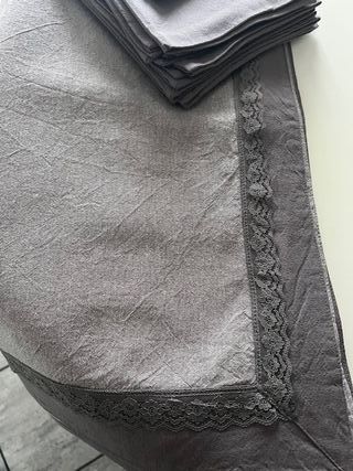 Tovaglia grigia con pizzo