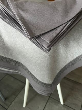 Tovaglia grigia con pizzo