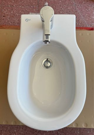 Bidé de cerámica blanco con grifería