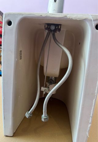 Bidé de cerámica blanco con grifería