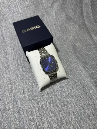 Reloj Casio vintage de acero con dial azul marino