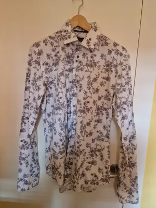 Camisa Zara floral blanca y negra.