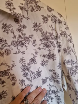 Camisa Zara floral blanca y negra.