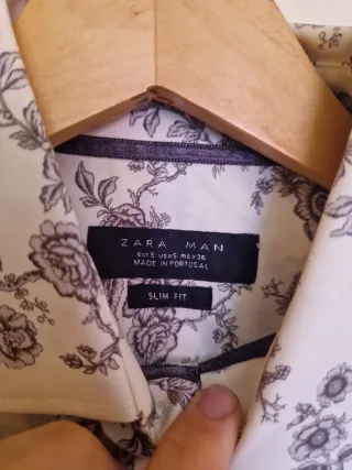 Camisa Zara floral blanca y negra.