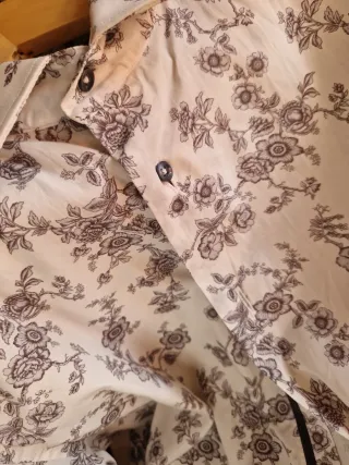 Camisa Zara floral blanca y negra.