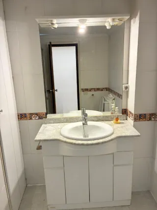 Mueble de baño con lavabo,grifo  y espejo