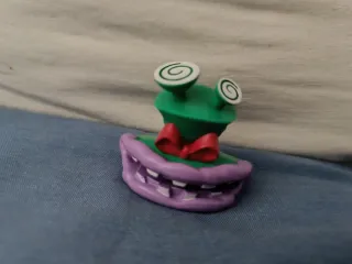 Juguete figura verde morada