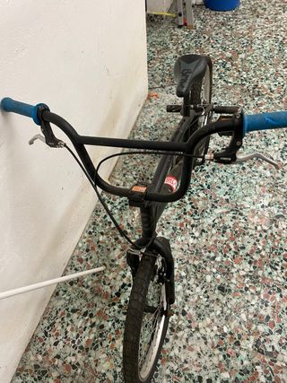 Bici BMX negra
