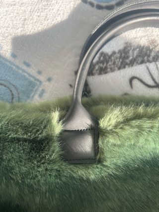 Borsa in pelle e pelliccia sintetica verde