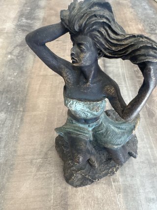 Figura decorativa mujer bronce