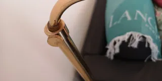 Lámpara de pie vintage dorada Mid Century