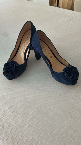 Zapatos de tacón azul UNISA con flor