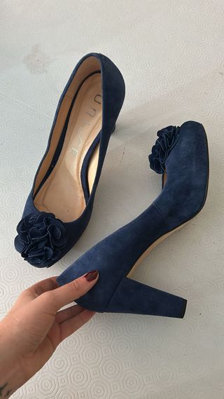 Zapatos de tacón azul UNISA con flor