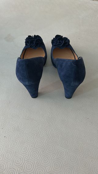 Zapatos de tacón azul UNISA con flor