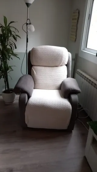 Sillón reclinable eléctrico color gris.