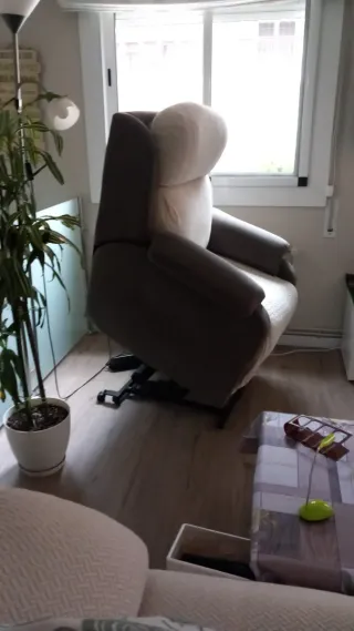 Sillón reclinable eléctrico color gris.