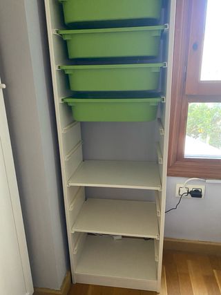 Estantería Ikea Trofast con cajas y estanterías