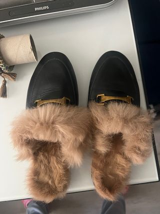 Pantuflas de pelo negras y marrones