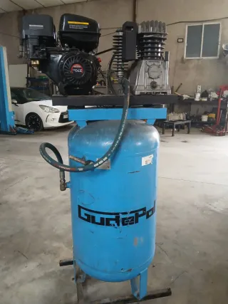 Compresor de aire de gasolinaz funciona en marcha.