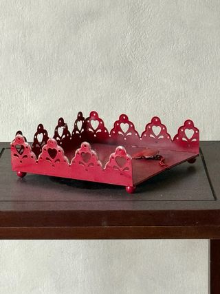 Servilletero de metal rojo con diseño