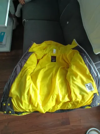 Cazadora de plumas gris y amarilla