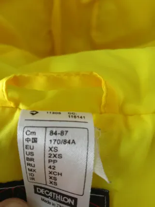 Cazadora de plumas gris y amarilla