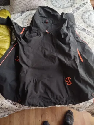 Chaqueta Mujer Montaña Ternua Negra Naranja.
