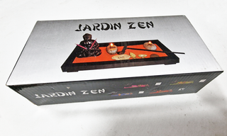 Giardino Zen con Figura di Buddha, Candele e Pietre