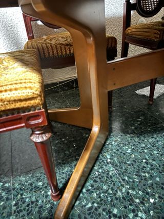 Mesa de comedor ovalada de madera