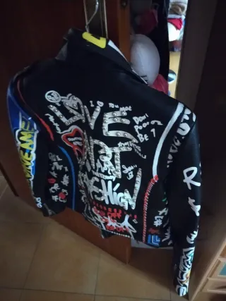 Cazadora Negra con Estampado Graffiti