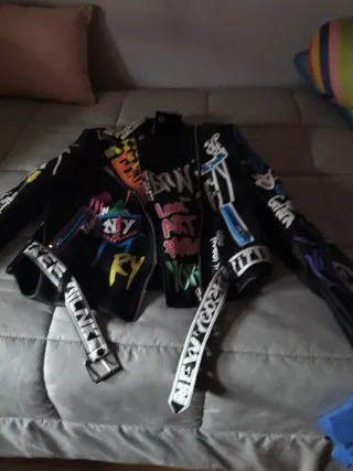 Cazadora Negra con Estampado Graffiti