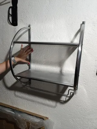 Estantería de metal plateada