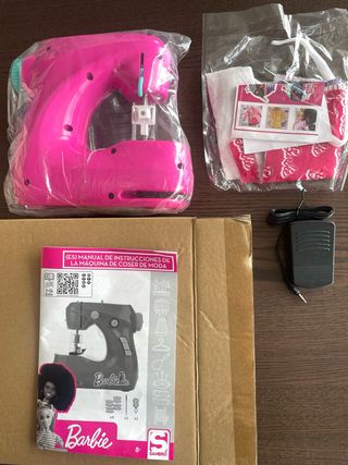 NUEVA SIN USAR Máquina de coser Barbie