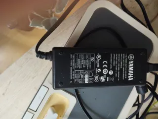 Altavoz Yamaha Gris y Blanco