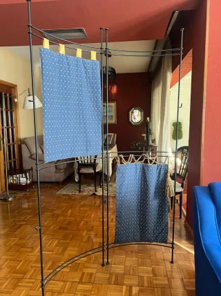 Biombo de hierro con cortinas