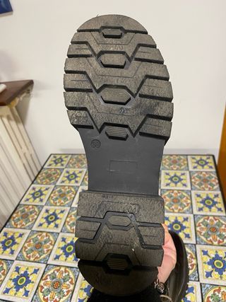 Stivaletti neri con zip e borchie